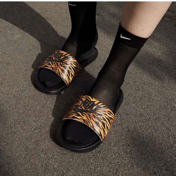 Nike Victori One Slides Sandals Safari Print Women's - Picture 1 of 2